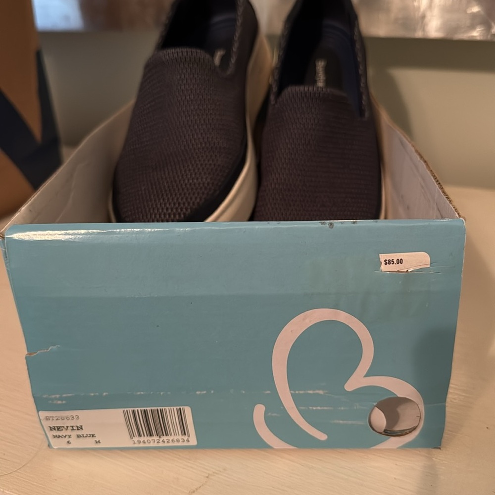 Navy Blue Baretraps. Size 6 - Picture 5 of 5